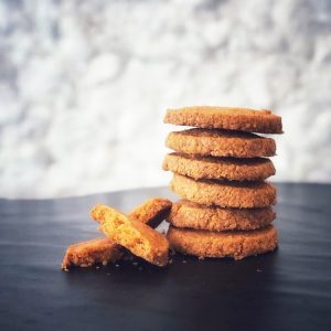 Savoury aged cheddar biscuits (pack of 6)