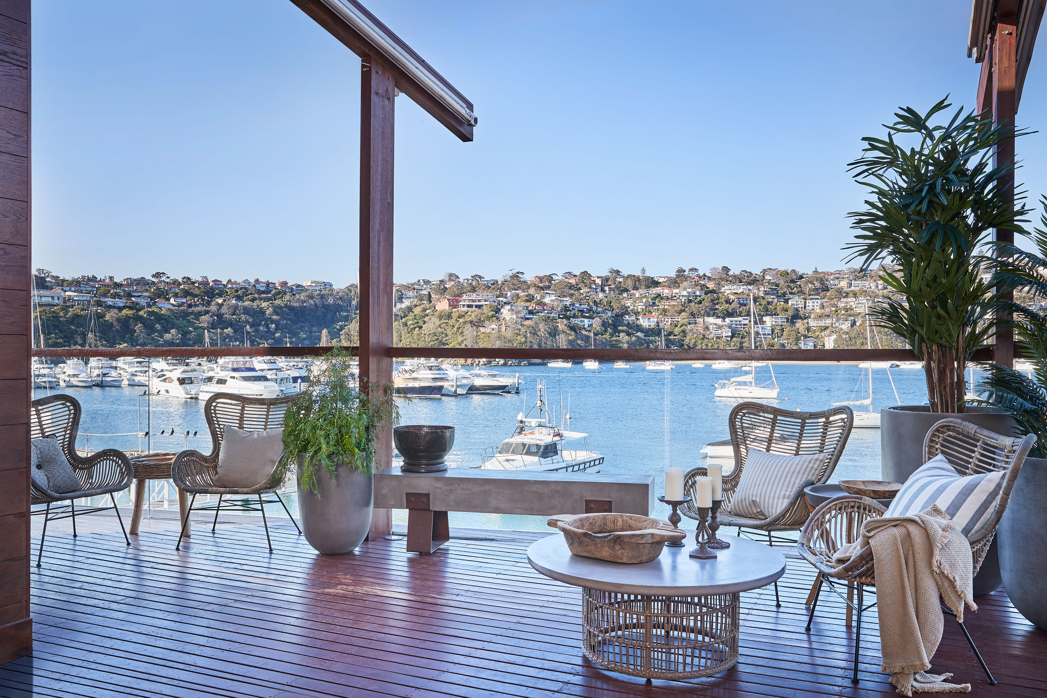 RELAXED WATERFRONT LUXURY